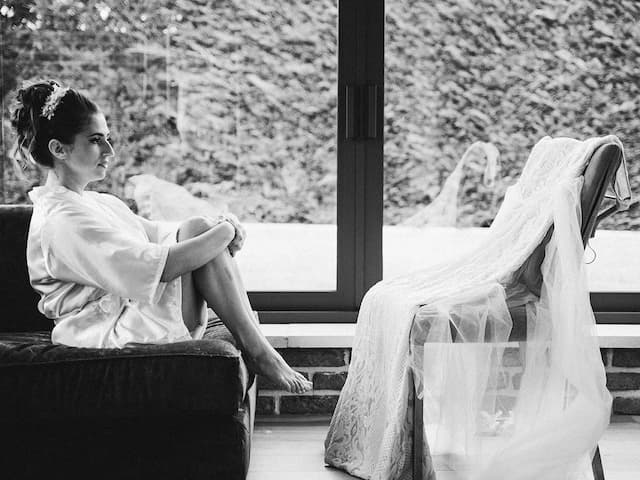 La mariée et sa robe, par Matthieu Wandolski,  Photographe et Vidéaste de mariage basé dans les Hauts-de-France. Réalise des reportages de mariage de Valenciennes à Arras, Lille et Douai.