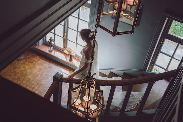 La mariée dans le magnifique escalier du chateau, par Matthieu Wandolski,  Photographe et Vidéaste de mariage basé dans les Hauts-de-France. Réalise des reportages de mariage de Valenciennes à Arras, Lille et Douai.