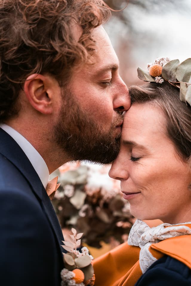 Le baiser du marié, par Matthieu Wandolski,  Photographe et Vidéaste de mariage basé dans les Hauts-de-France. Réalise des reportages de mariage de Valenciennes à Arras, Lille et Douai.
