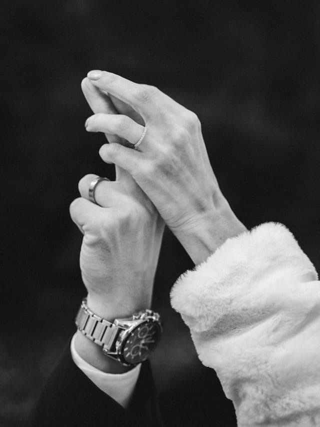 Deux mains entrelacées pour sublimer les alliances, par Matthieu Wandolski,  Photographe et Vidéaste de mariage basé dans les Hauts-de-France. Réalise des reportages de mariage de Valenciennes à Arras, Lille et Douai.