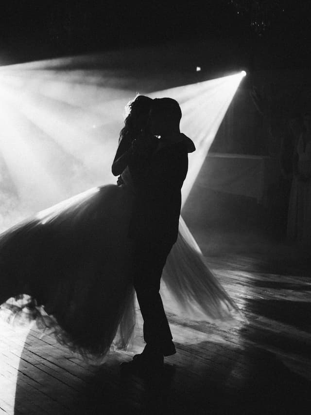 Ouverture de bal, le marié porte la mariée, par Matthieu Wandolski,  Photographe et Vidéaste de mariage basé dans les Hauts-de-France. Réalise des reportages de mariage de Valenciennes à Arras, Lille et Douai.