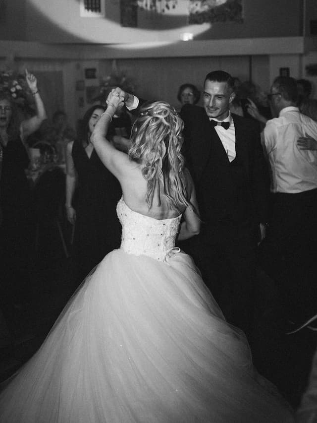 Danse des mariés, par Matthieu Wandolski,  Photographe et Vidéaste de mariage basé dans les Hauts-de-France. Réalise des reportages de mariage de Valenciennes à Arras, Lille et Douai.