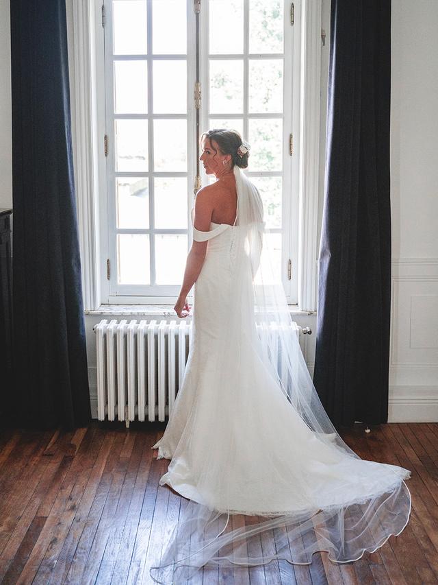La mariée en robe, par Matthieu Wandolski,  Photographe et Vidéaste de mariage basé dans les Hauts-de-France. Réalise des reportages de mariage de Valenciennes à Arras, Lille et Douai.