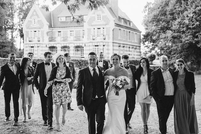 Photo de groupe au vin d'honneur, par Matthieu Wandolski,  Photographe et Vidéaste de mariage basé dans les Hauts-de-France. Réalise des reportages de mariage de Valenciennes à Arras, Lille et Douai.