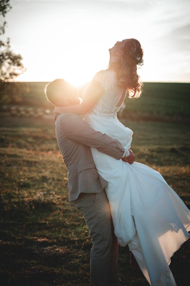 Photo de couple à la golden hour, par Matthieu Wandolski,  Photographe et Vidéaste de mariage basé dans les Hauts-de-France. Réalise des reportages de mariage de Valenciennes à Arras, Lille et Douai.