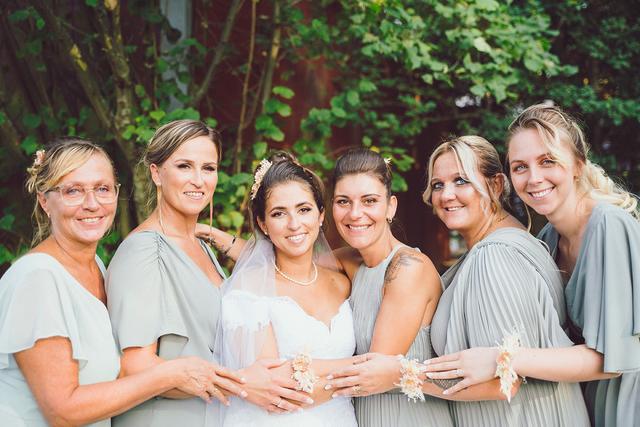 La mariée et ses temoins, par Matthieu Wandolski,  Photographe et Vidéaste de mariage basé dans les Hauts-de-France. Réalise des reportages de mariage de Valenciennes à Arras, Lille et Douai.