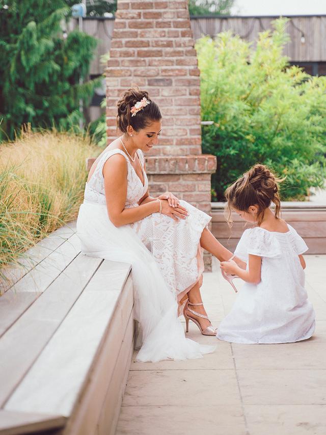 La petite fille de la mariée et la mariée, par Matthieu Wandolski,  Photographe et Vidéaste de mariage basé dans les Hauts-de-France. Réalise des reportages de mariage de Valenciennes à Arras, Lille et Douai.