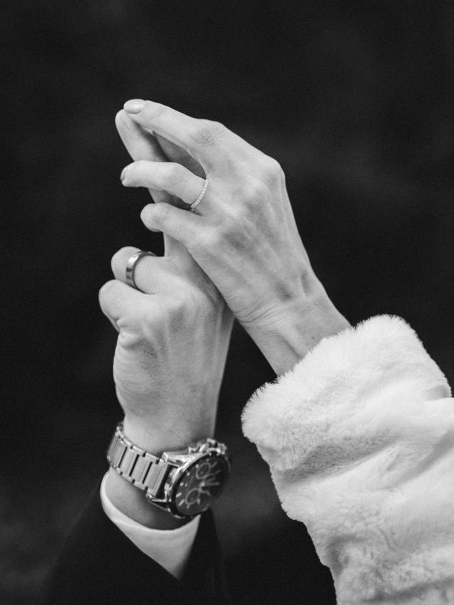 Deux mains entrelacées pour sublimer les alliances, par Matthieu Wandolski,  Photographe et Vidéaste de mariage basé dans les Hauts-de-France. Réalise des reportages de mariage de Valenciennes à Arras, Lille et Douai.