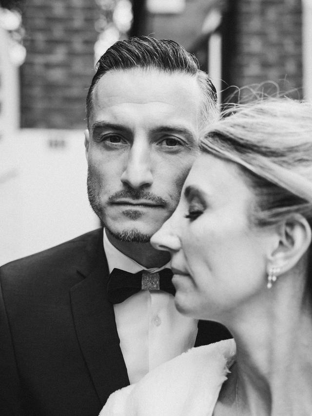 Le marié regarde droit devant alors que la mariée est de profile, par Matthieu Wandolski,  Photographe et Vidéaste de mariage basé dans les Hauts-de-France. Réalise des reportages de mariage de Valenciennes à Arras, Lille et Douai.